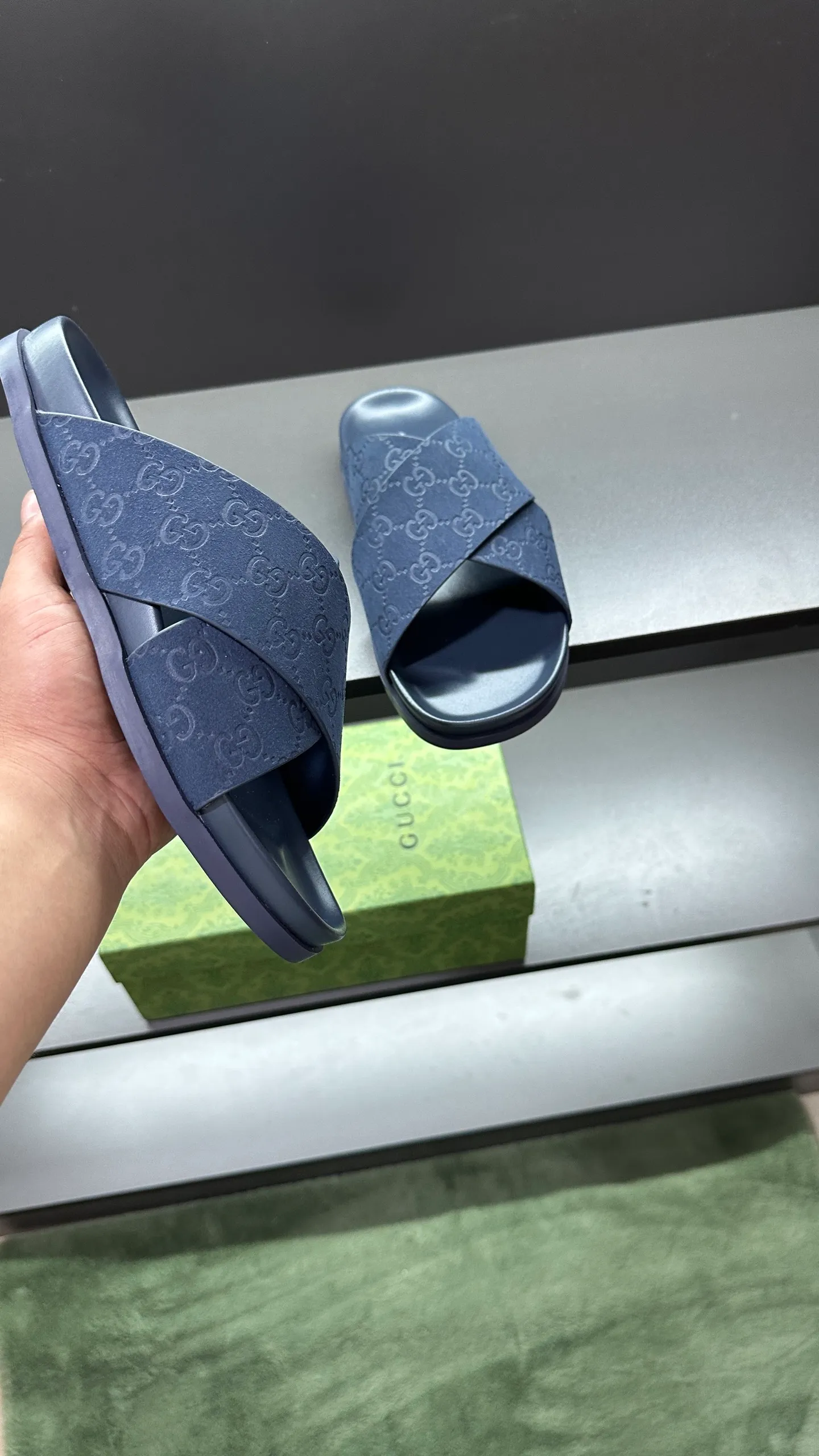[G Home New Style] P: 300💰Men's size 39~45, (46. Customized) This slipper is made of GG polyester fiber and is decorated with a Gucci label on the front, which adds a striking logo feel to the style. "Gucci Made in Italy" stamped label Rubber sole Flat Made in Italy